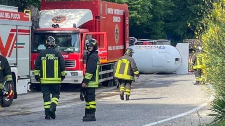 Gropello Cairoli, camion perde 13 quintali di soda caustica su strada e nei campi. Zona isolata Gropello Cairoli, camion perde 13 quintali di soda caustica su strada e nei campi. Zona isolata
