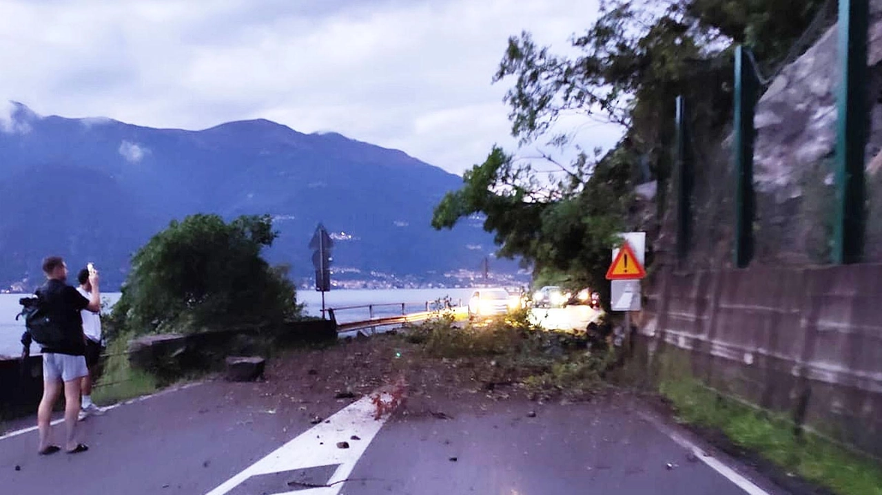 Sono iniziati i lavori per rimuovere i detriti che nella serata di giovedì hanno interrotto la Sp72 tra Perledo e Varenna Sono iniziati i lavori per rimuovere i detriti che nella serata di giovedì hanno interrotto la Sp72 tra Perledo e Varenna