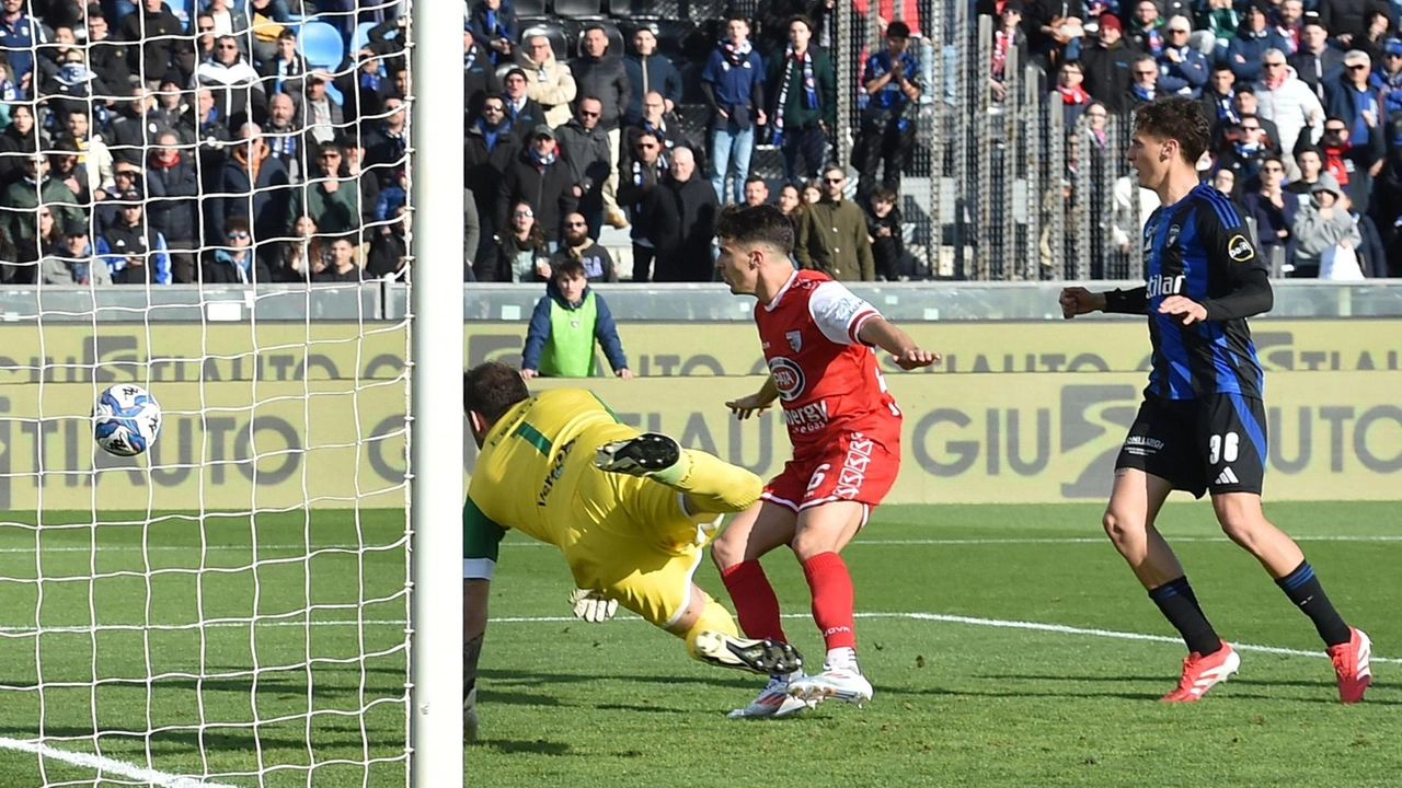 I toscani calano il tris, ottava partita senza vittoria per i biancorossi. Gli uomini di Possanzini non staccano la Salernitana al penultimo posto. I toscani calano il tris, ottava partita senza vittoria per i biancorossi. Gli uomini di Possanzini non staccano la Salernitana al penultimo posto.
