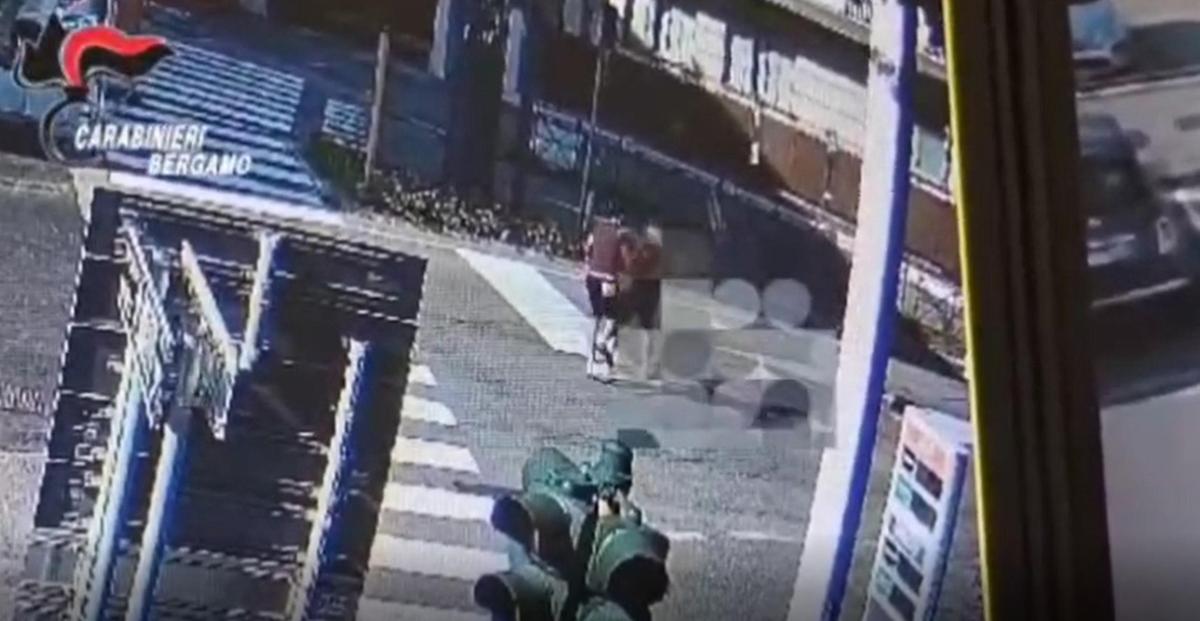 Ragazzo picchiato a sangue e investito con l’auto: braccialetto elettronico a due giovani di 18 e 20 anni Ragazzo picchiato a sangue e investito con l’auto: braccialetto elettronico a due giovani di 18 e 20 anni