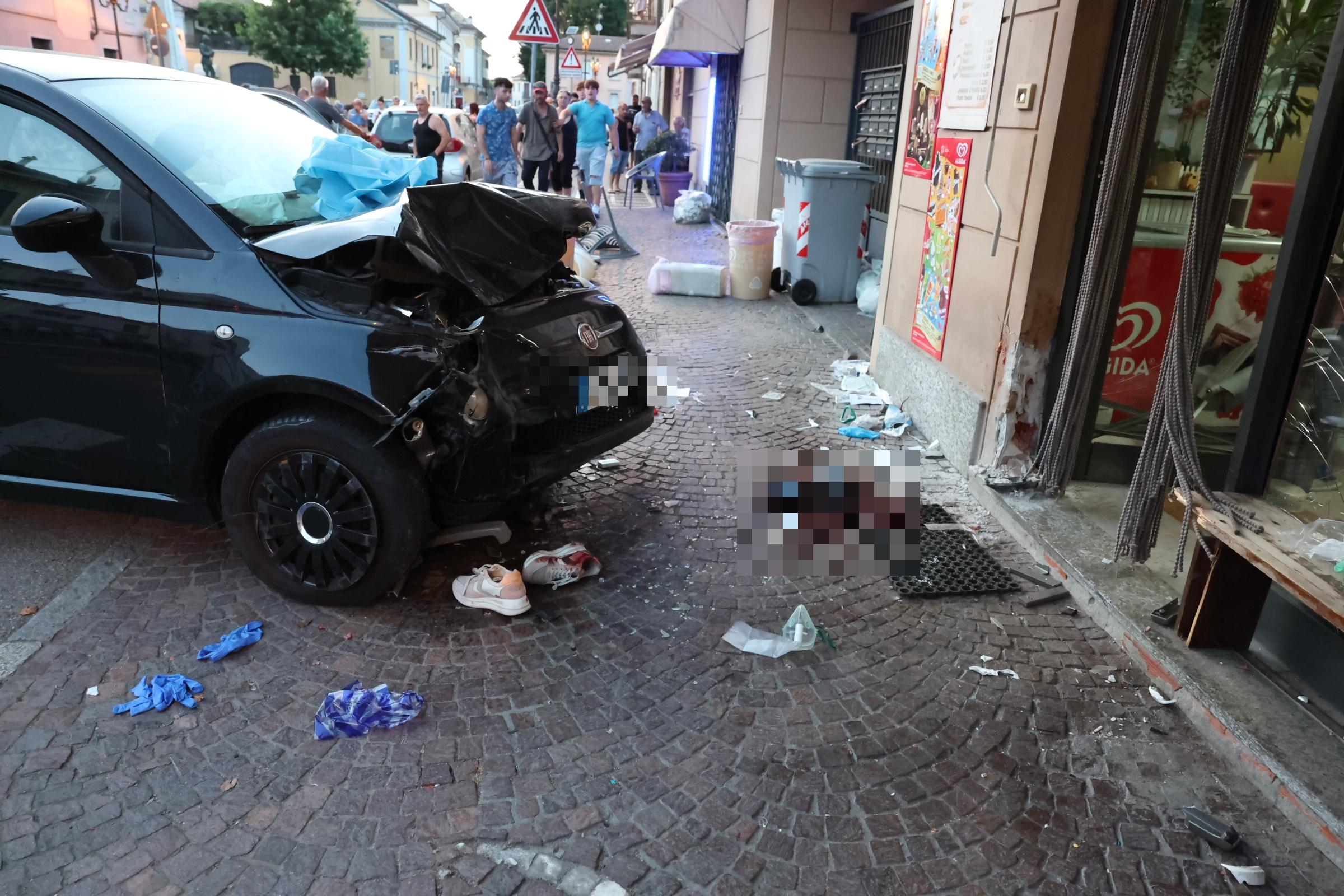 Lancia l’auto contro il bar dopo una lite e travolge una donna: Federica Coviello muore in ospedale dopo 20 giorni d’agonia