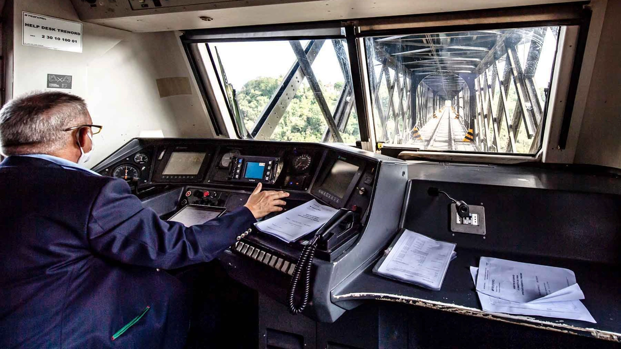 Un convoglio in transito sul ponte sulla linea Lecco-Bergamo Un convoglio in transito sul ponte sulla linea Lecco-Bergamo