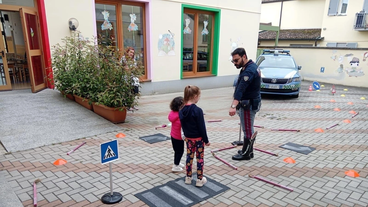 Poliziotti in “cattedra“ per insegnar l’educazione stradale ai bambini facendoli divertire. Nei giorni scorsi la scuola dell’infanzia Mezzadri di... Poliziotti in “cattedra“ per insegnar l’educazione stradale ai bambini facendoli divertire. Nei giorni scorsi la scuola dell’infanzia Mezzadri di...