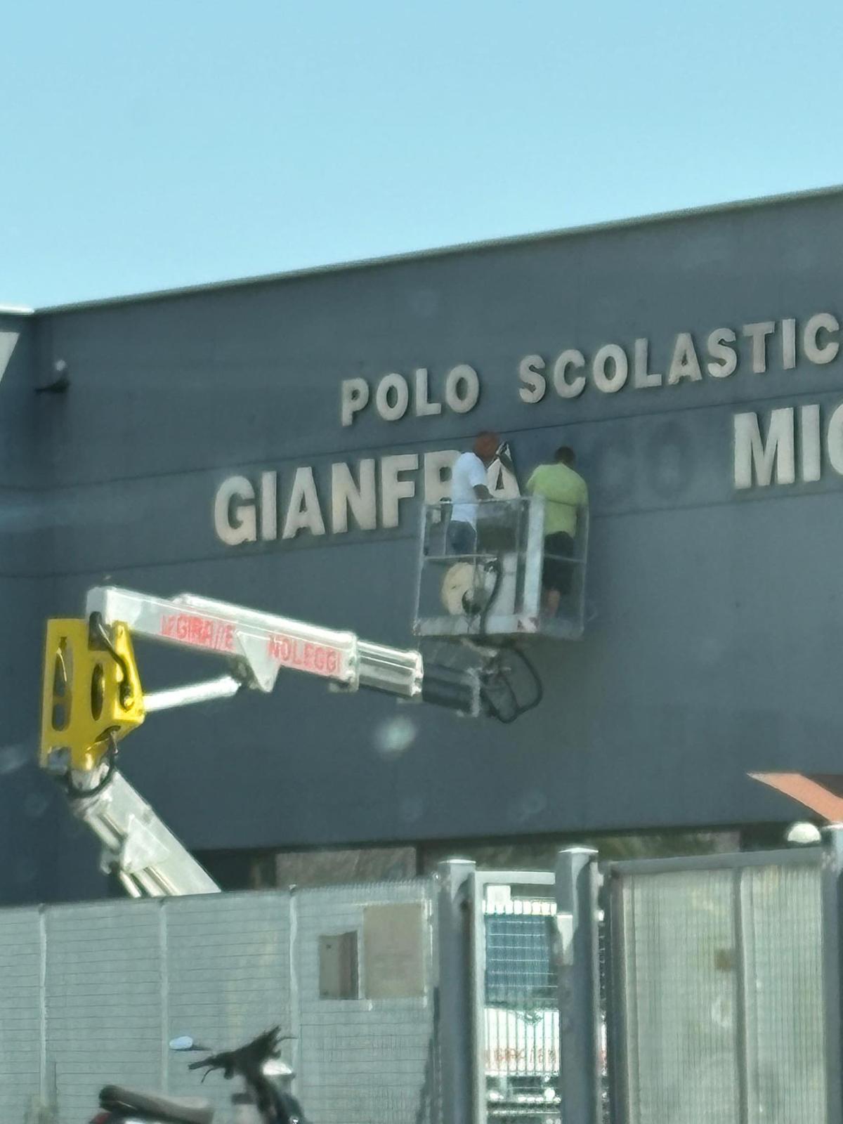 Adro cancella il nome di Gianfranco Miglio dalla scuola: è la fine di un’era leghista Adro cancella il nome di Gianfranco Miglio dalla scuola: è la fine di un’era leghista