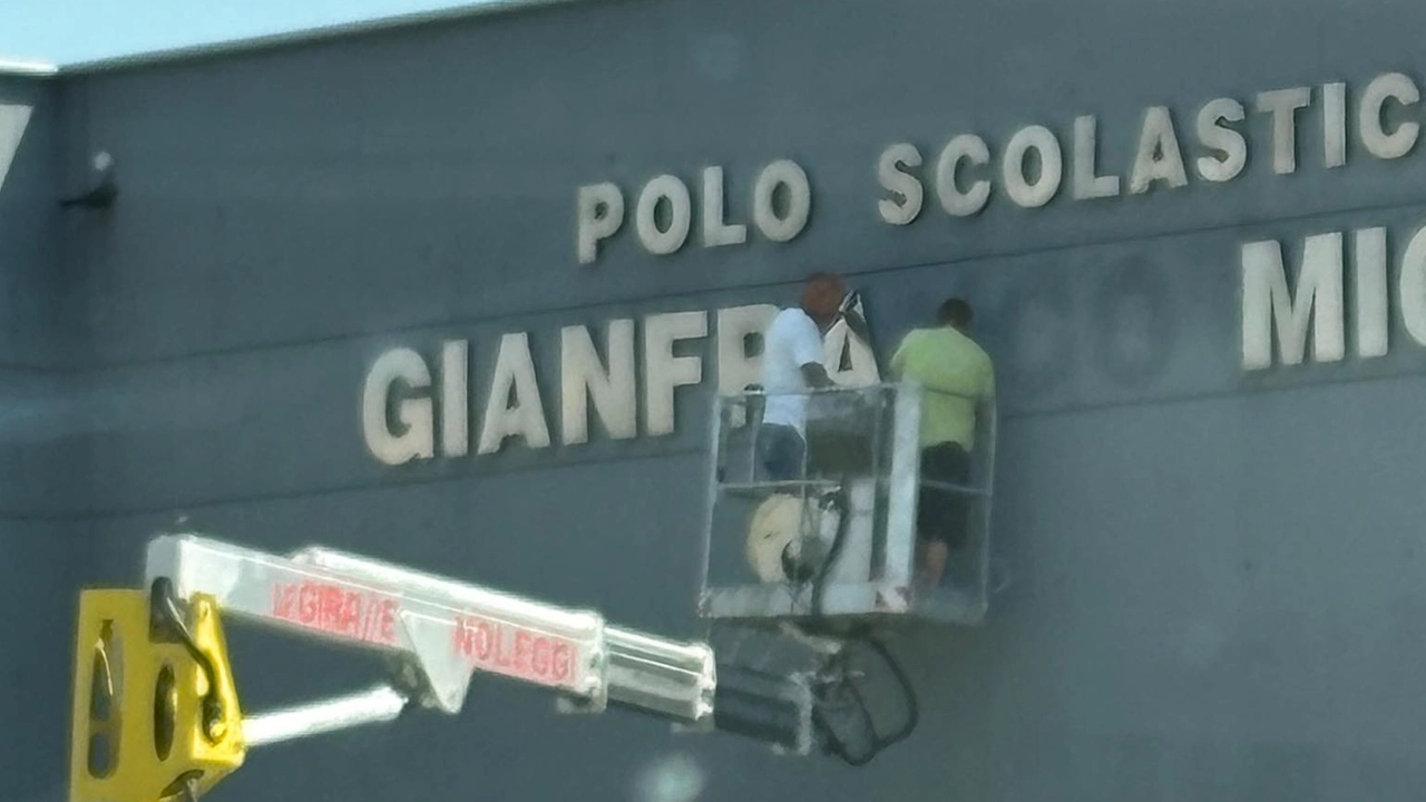 La rimozione della scritta dalla scuola