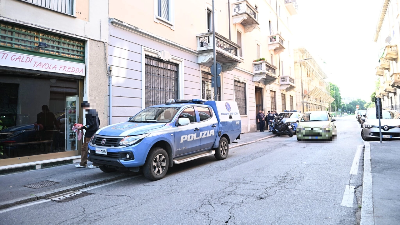 La polizia in via Bernardino Verro, prima periferia Sud di Milano