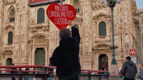 Mr. Moon e le sue carezze sospese: dai cuori alle frasi, cura per l’anima. “C’è troppa negatività, amiamoci...” Mr. Moon e le sue carezze sospese: dai cuori alle frasi, cura per l’anima. “C’è troppa negatività, amiamoci...”
