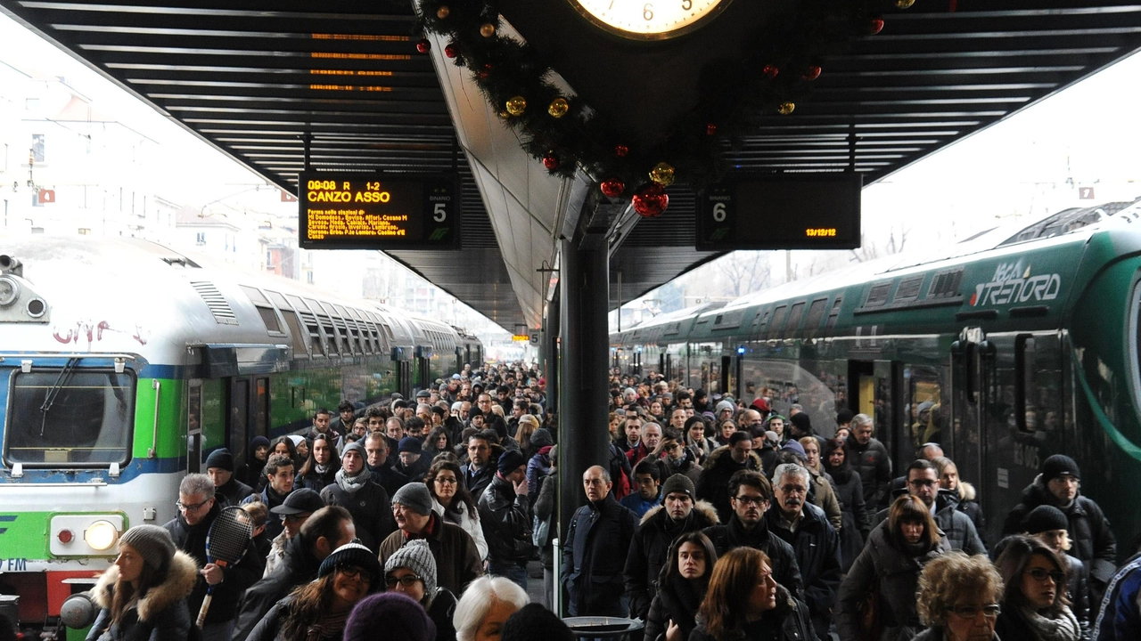 Pendolari all'arrivo di un treno alla stazione Cadorna (Archivio) Pendolari all'arrivo di un treno alla stazione Cadorna (Archivio)