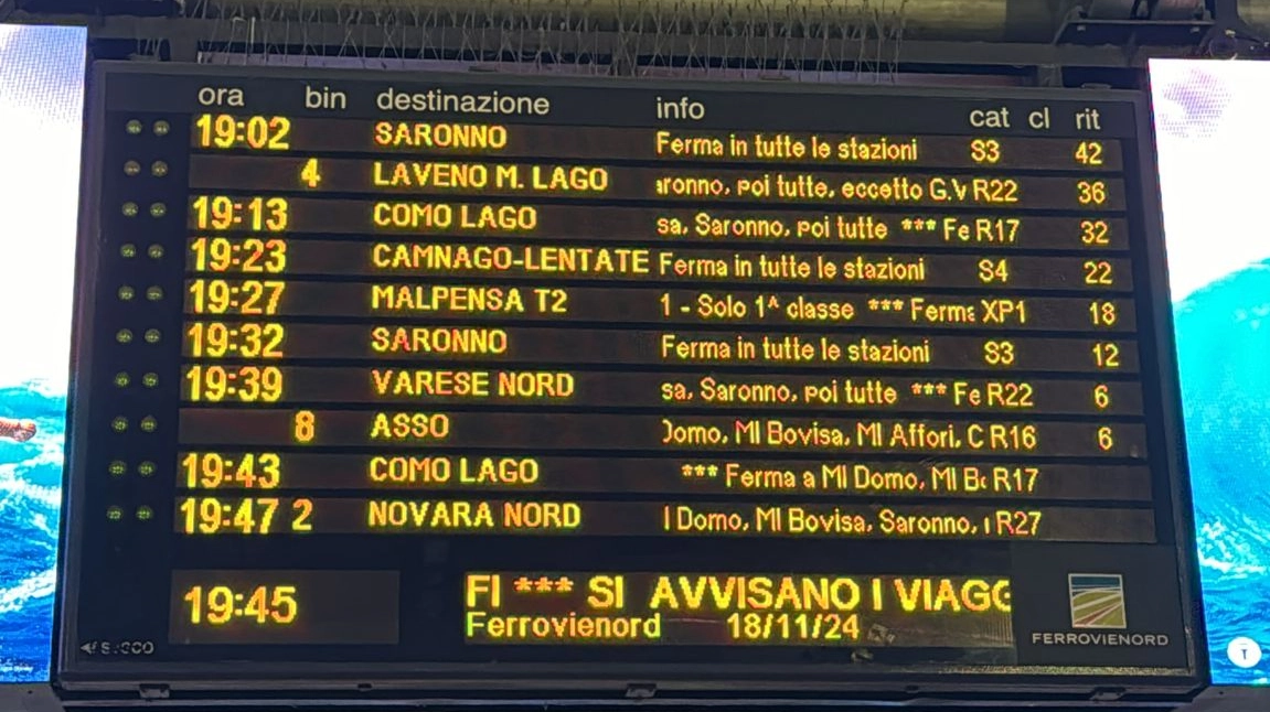 Il tabellone con i ritardi alla stazione di Cadorna