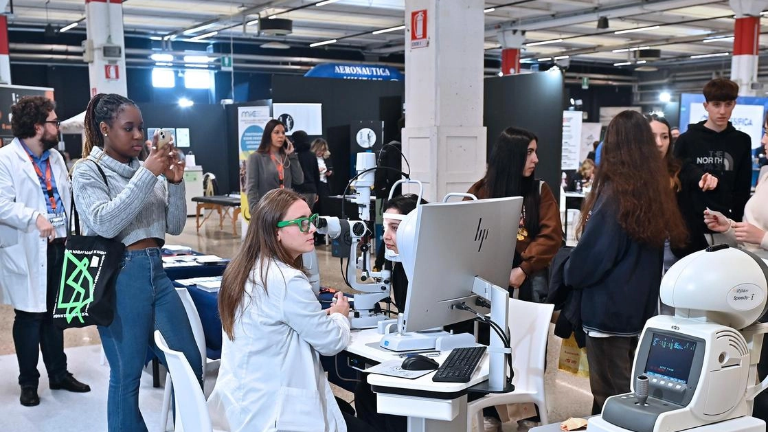 La formazione protagonista del salone Young in corso a Lariofiere In mostra oltre duecento stand dedicati a scuole e università La formazione protagonista del salone Young in corso a Lariofiere In mostra oltre duecento stand dedicati a scuole e università