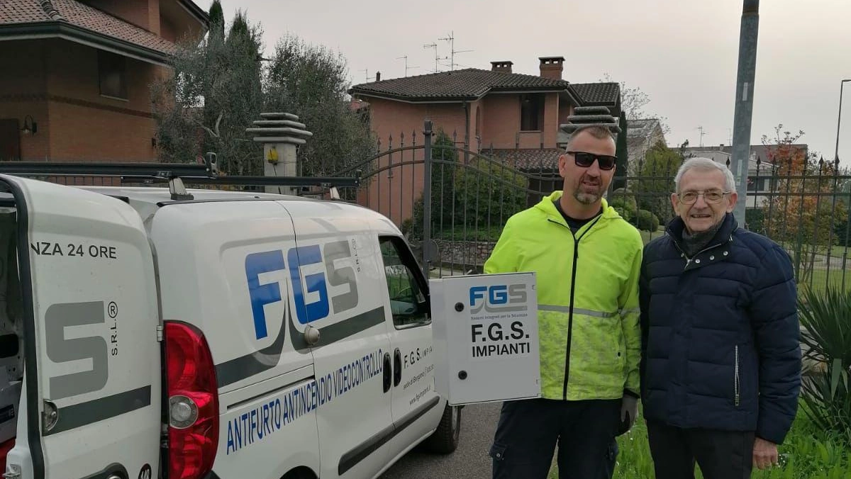 I tecnici a lavoro per l'installazione delle telecamere I tecnici a lavoro per l'installazione delle telecamere
