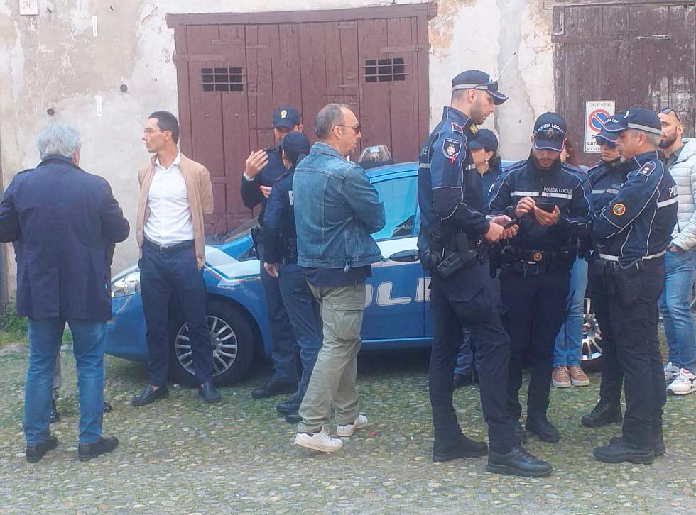 Pavia: attivisti si barricano in una palazzina, evitato lo sgombero di una famiglia con due bimbi piccoli Pavia: attivisti si barricano in una palazzina, evitato lo sgombero di una famiglia con due bimbi piccoli