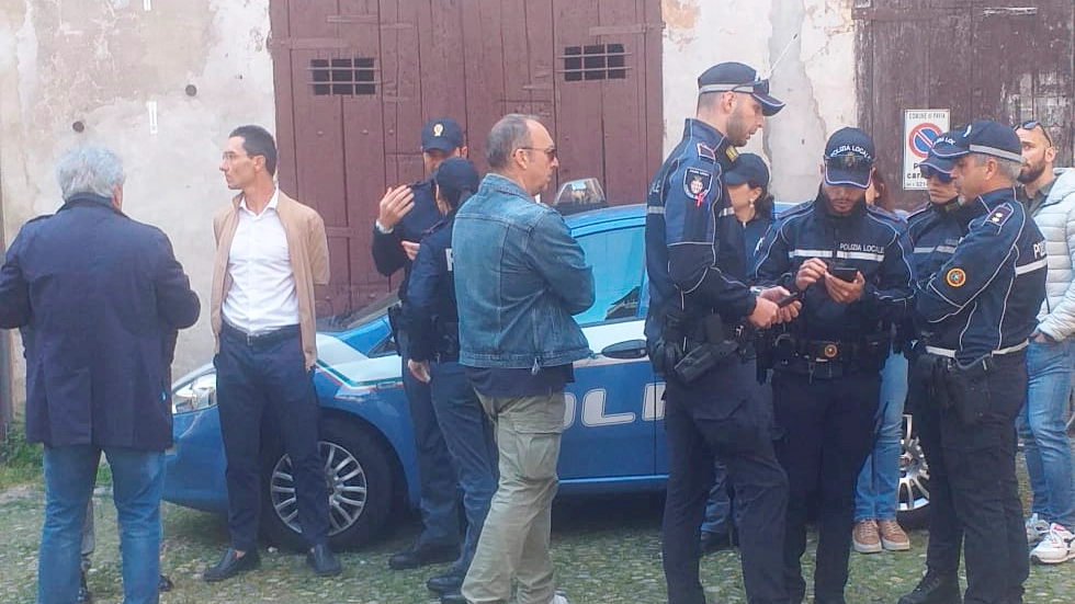 L’intervento degli agenti di polizia locale per eseguire lo sfratto: gli attivisti si sono opposti (Torres) L’intervento degli agenti di polizia locale per eseguire lo sfratto: gli attivisti si sono opposti (Torres)