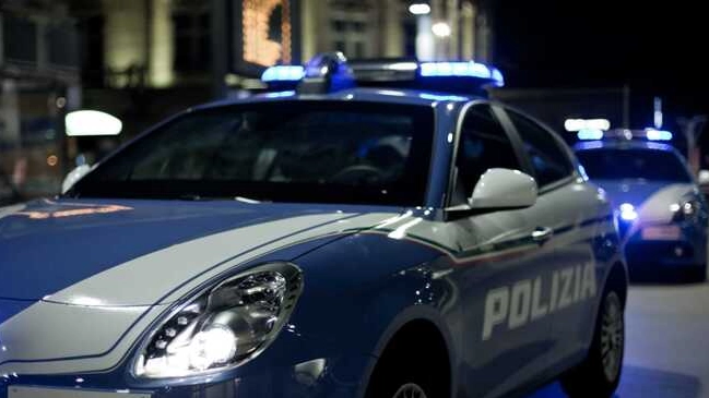 Le due donne sono state minacciate con un coltello. Il giovane è stato arrestato dalla polizia a Brescia. Dalle indagini è emerso anche il tentativo di una analoga rapina a Bergamo