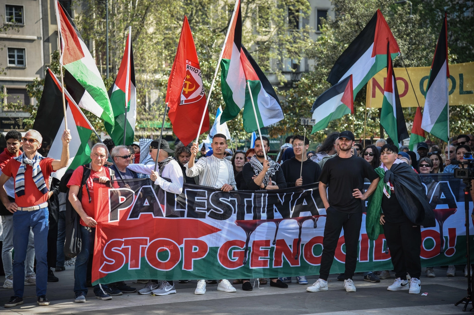 Presidio in solidarietà con Gaza contro Israele in piazza Duca d’Aosta davanti alla Stazione Centrale