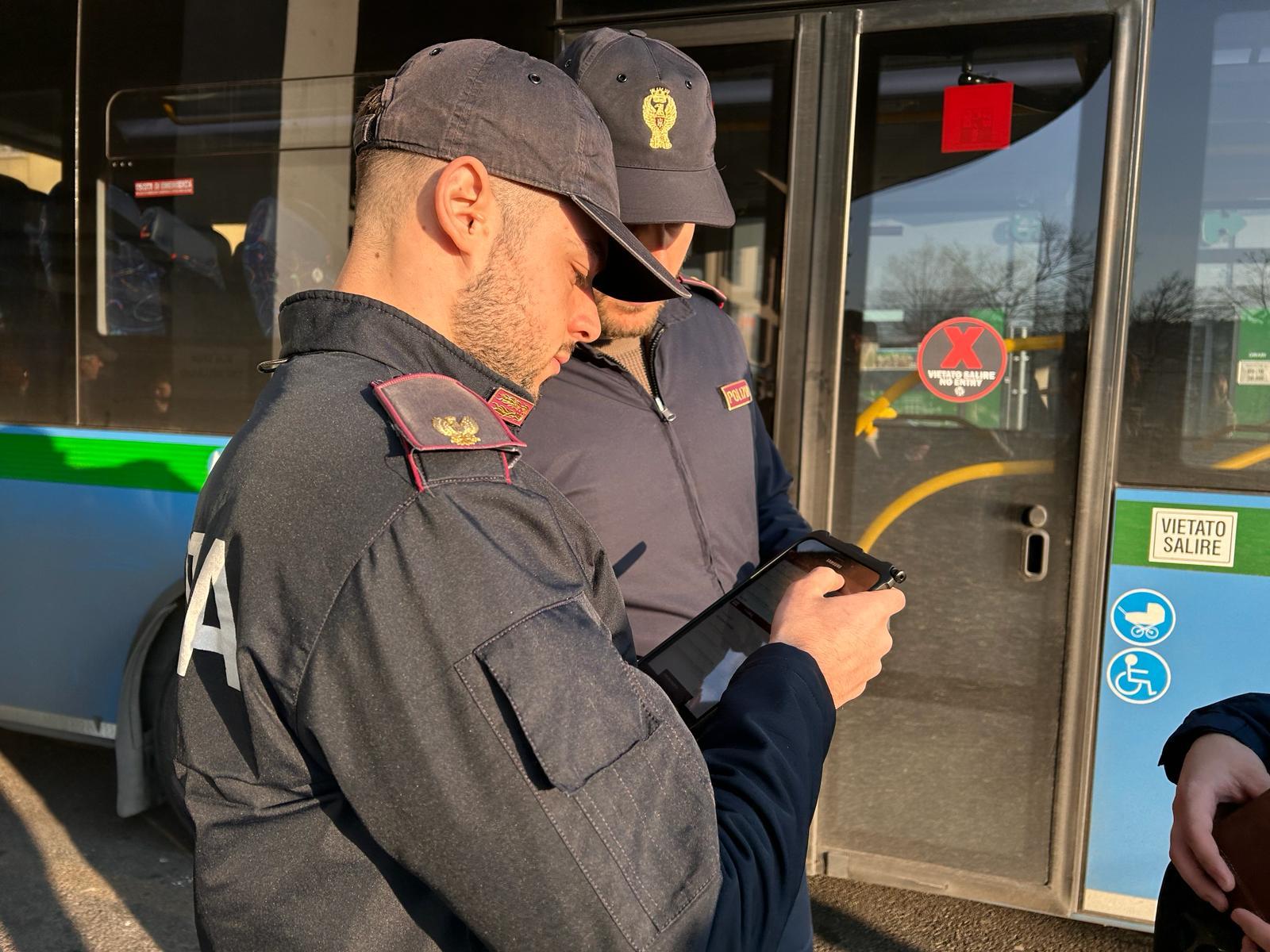 non mi hai salutato 16enne schiaffeggia un coetaneo sul bus interviene la polizia