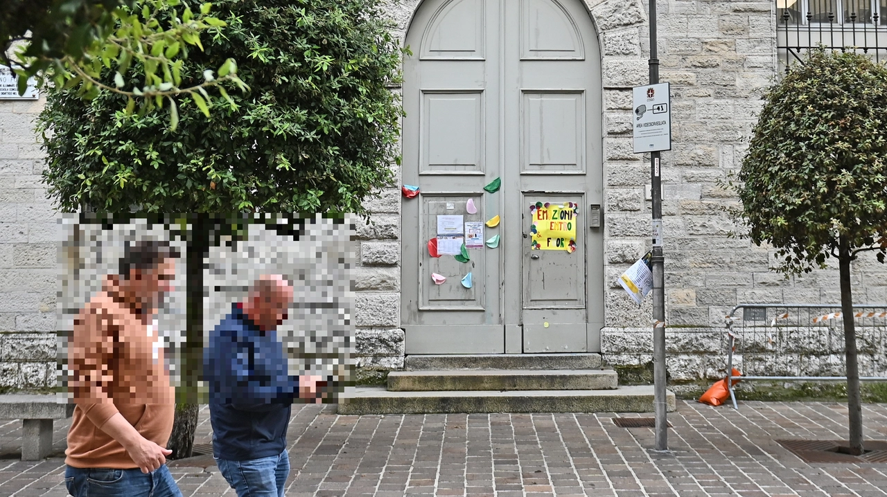 Il sindaco ha ribadito la sua posizione spiegando che intende chiudere la scuola di via Perti Il sindaco ha ribadito la sua posizione spiegando che intende chiudere la scuola di via Perti