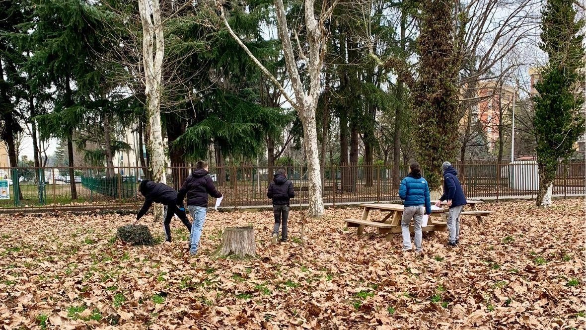Un momento della ricerca di simboli sacri per il rione di Borsano Un momento della ricerca di simboli sacri per il rione di Borsano