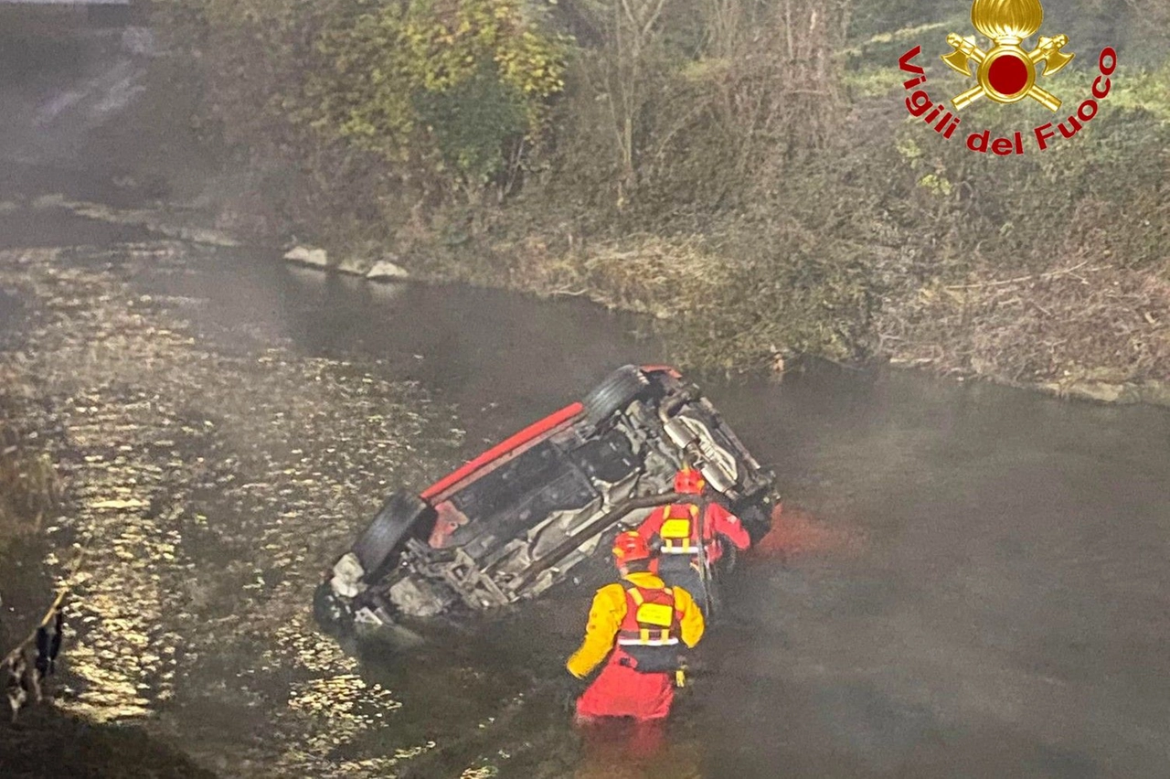 L'auto è finita nel Margorabbia dopo aver abbattuto una siepe