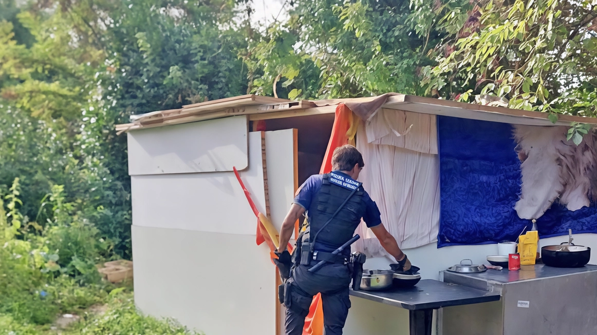 L’intervento degli agenti della Polizia locale di Rozzano per smantellare le sei baracche tra rovi e sterpaglie: trovati anche attrezzi da scasso L’intervento degli agenti della Polizia locale di Rozzano per smantellare le sei baracche tra rovi e sterpaglie: trovati anche attrezzi da scasso