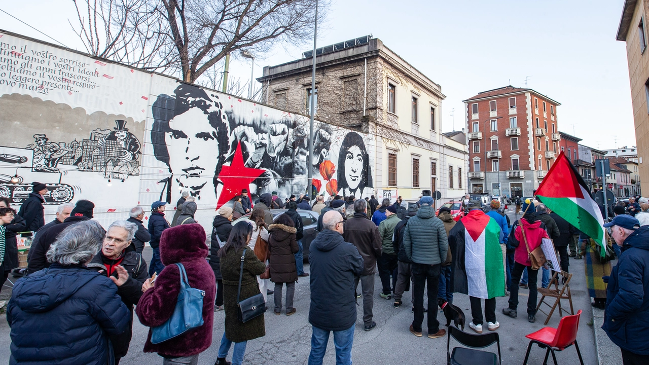 La commemorazione davanti al murale che ricorda Fausto e Iaio La commemorazione davanti al murale che ricorda Fausto e Iaio
