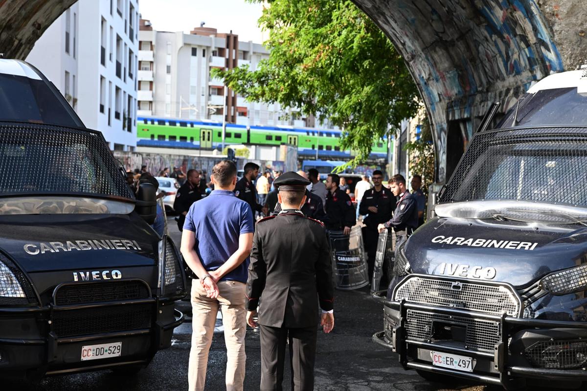 Sgomberato il Leoncavallo: polizia all’interno dello storico centro sociale di via Watteau a Milano