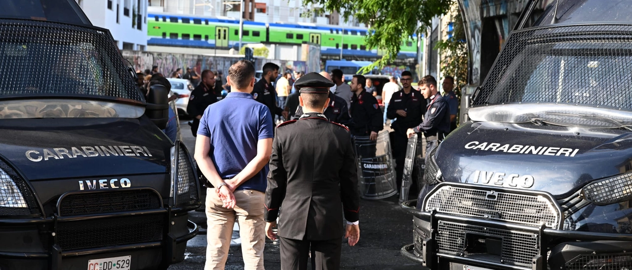 Sgomberato il Leoncavallo: polizia all’interno dello storico centro sociale di via Watteau a Milano