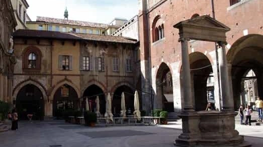 Un filo annodato sul bello, quello che collega Cosmetica Italia con piazza dei Mercanti a Milano. Il Comune ha... Un filo annodato sul bello, quello che collega Cosmetica Italia con piazza dei Mercanti a Milano. Il Comune ha...