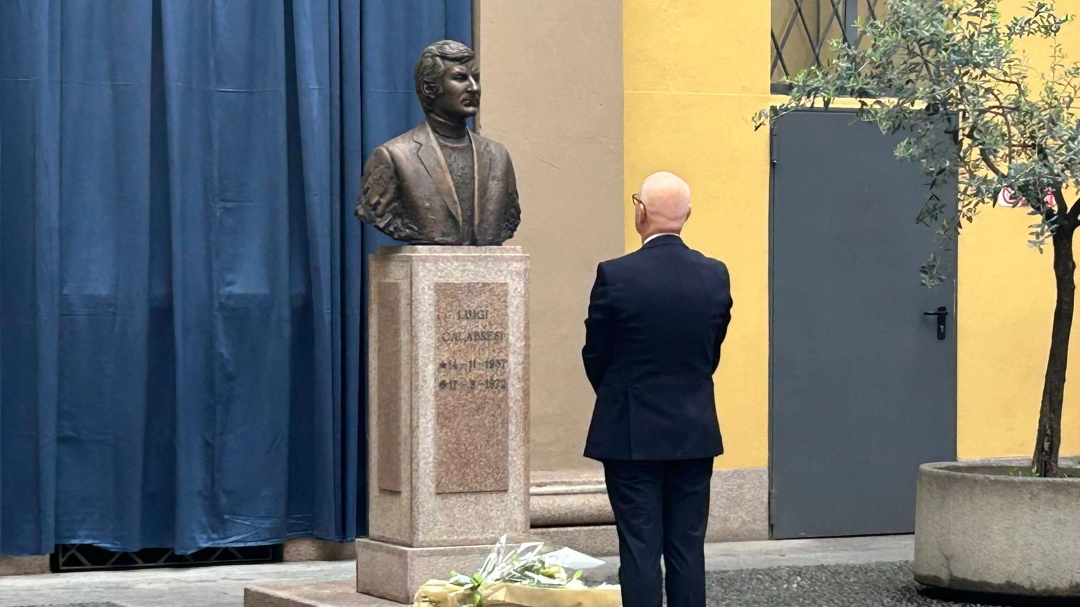 Il questore di Milano Giuseppe Petronzi ha commemorato i caduti della polizia di Stato e il commissario Calabresi, sul cui busto è stato adagiato un mazzo di fiori