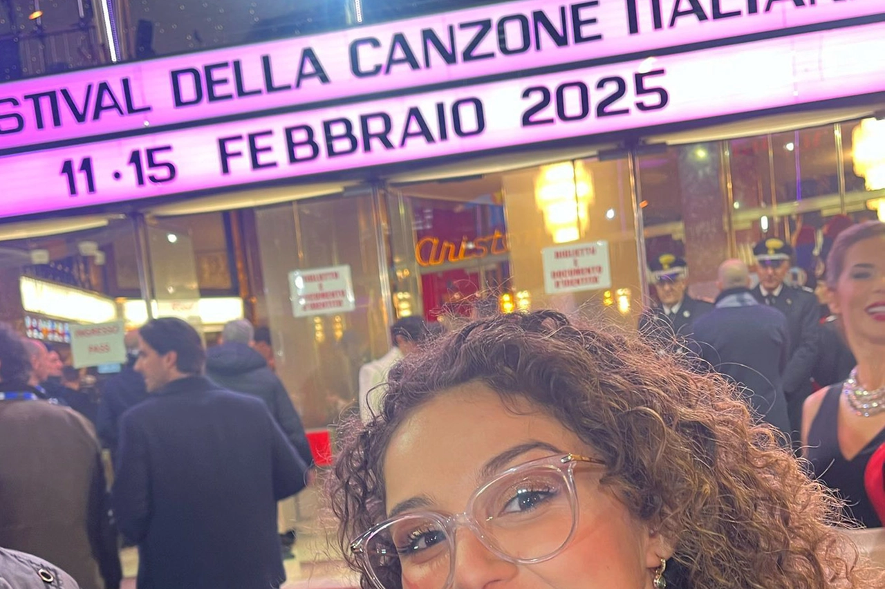 Un immancabile selfie davanti all'Ariston