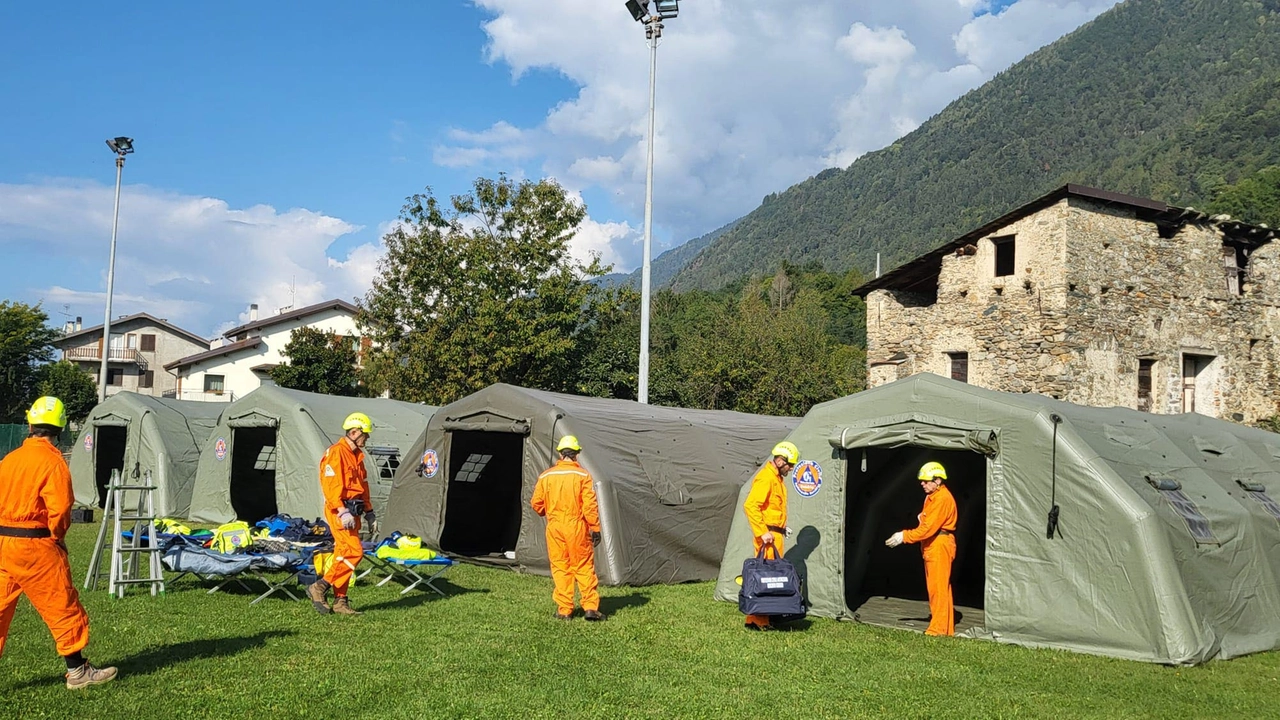 Gli uomini della Protezione civile hanno montato le tende per l’esercitazione Gli uomini della Protezione civile hanno montato le tende per l’esercitazione