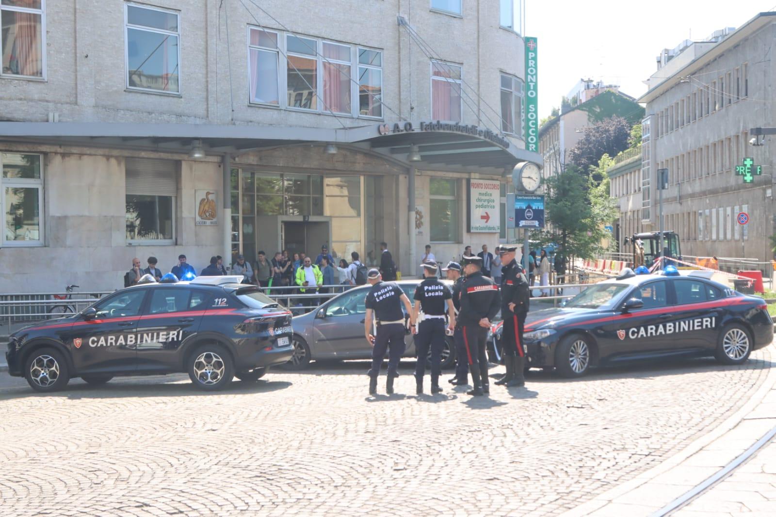 Ragazzino di 13 anni accoltellato in centro a Milano. Ferito gravemente anche il suo cane Ragazzino di 13 anni accoltellato in centro a Milano. Ferito gravemente anche il suo cane