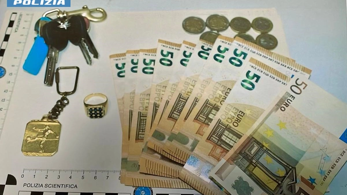 Il denaro e l'oro rubati all'anziano Il denaro e l'oro rubati all'anziano