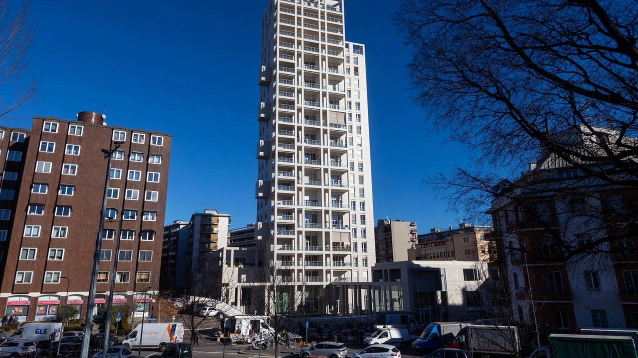 La torre di 85 metri finita nel mirino della Procura dopo al denuncia dei residenti La torre di 85 metri finita nel mirino della Procura dopo al denuncia dei residenti