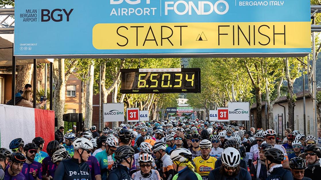 Tragedia alla Granfondo di Bergamo: ciclista di 31 anni cade in curva e muore sul colpo
