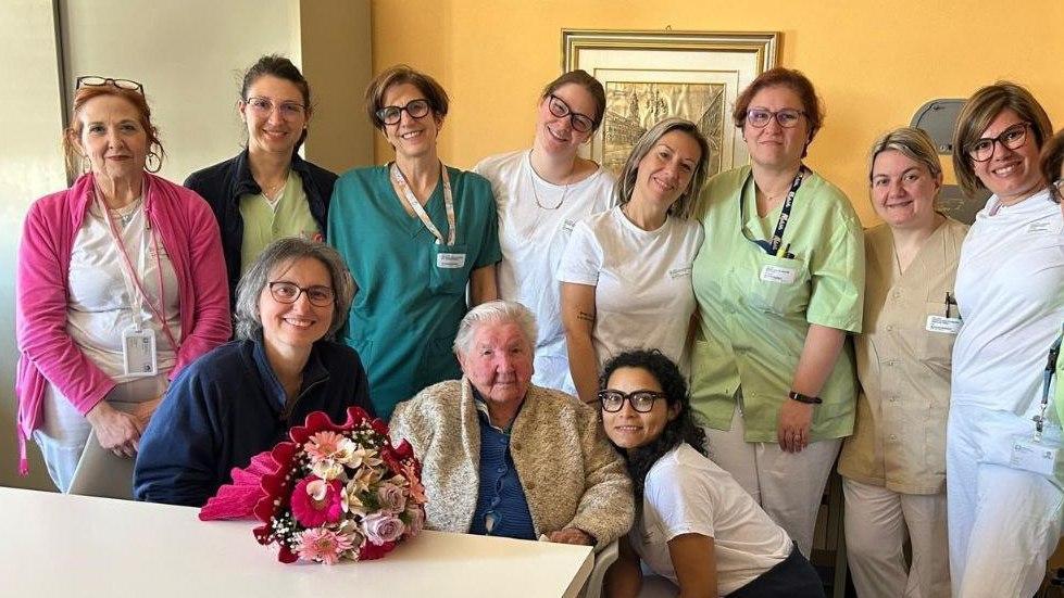 compie 103 anni festeggia in ostetricia