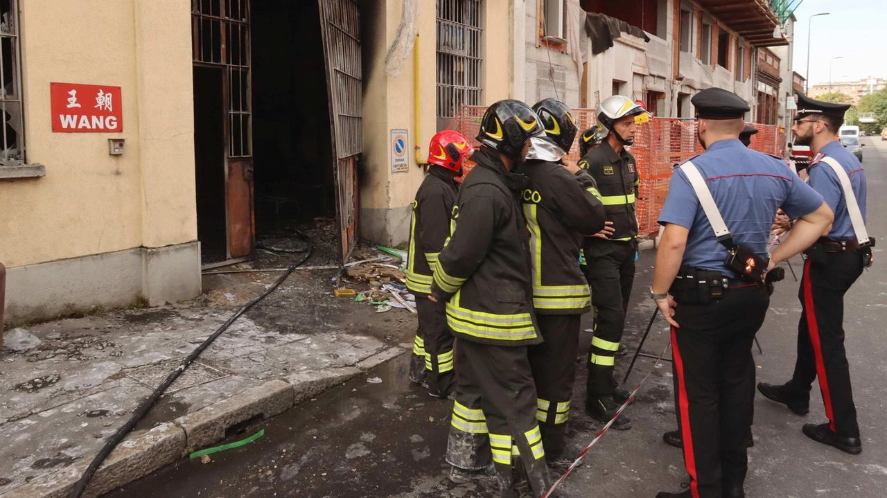 Nel rogo di via Cantoni sono rimasti uccisi tre giovani cinesi Nel rogo di via Cantoni sono rimasti uccisi tre giovani cinesi
