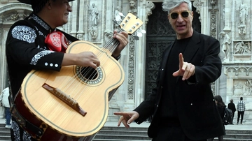 Colazione con Cattelan. Una selva di cartelli e “finti morti“ in piazza per aprire l’Art Week