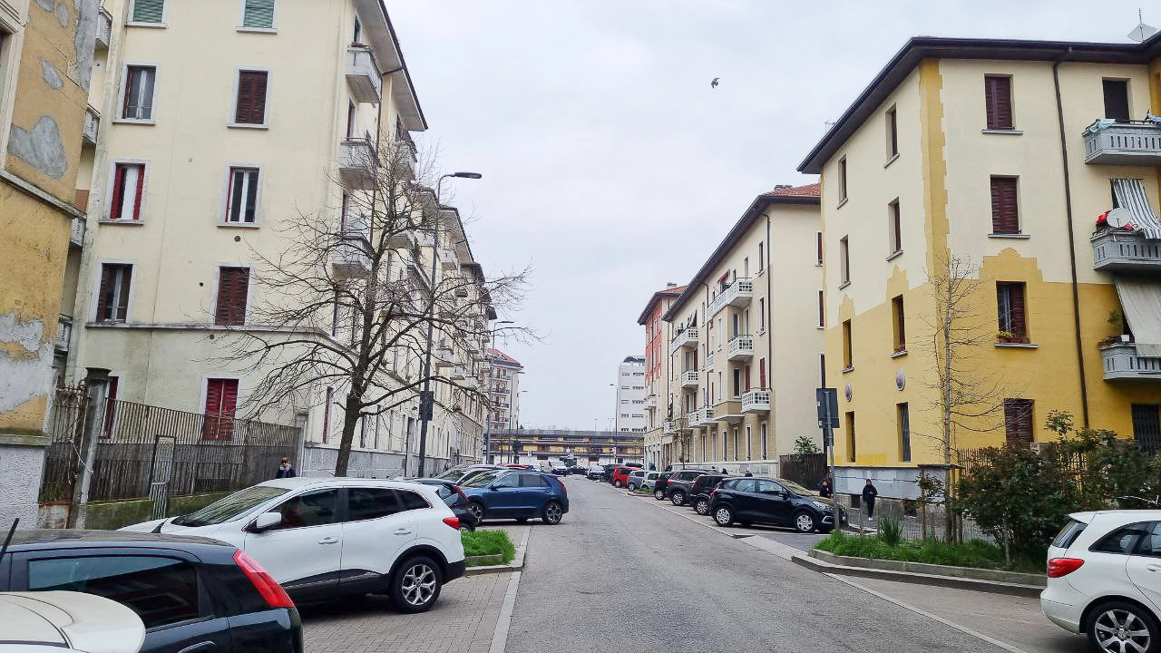 Uno scorcio di via dei Panigarola verso piazza Ferrara