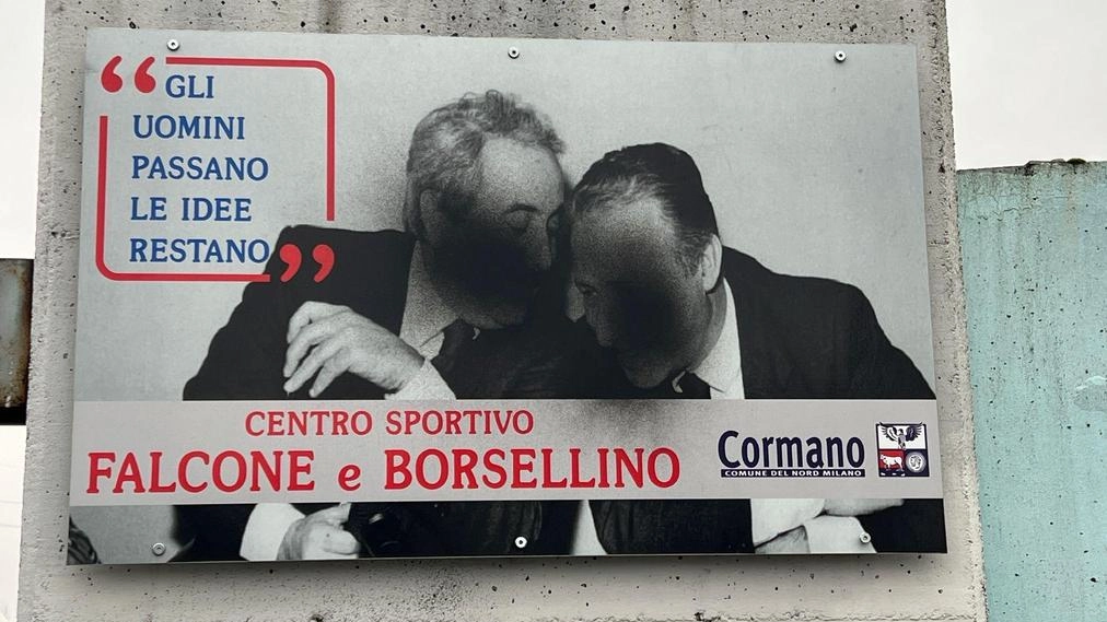 Sfregiata, di nuovo, dalla vernice nera: la foto con Giovanni Falcone e Paolo Borsellino, all’ingresso del centro sportivo comunale... Sfregiata, di nuovo, dalla vernice nera: la foto con Giovanni Falcone e Paolo Borsellino, all’ingresso del centro sportivo comunale...