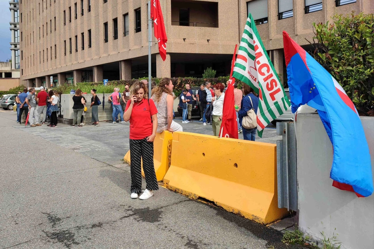 Un sit in dei lavoratori della Riello, preoccupati per il loro futuro
