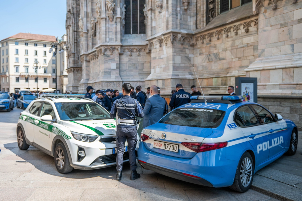 Emanuele De Maria morto suicida dopo essersi gettato dalle terrazze del Duomo di Milano, Polizia Di Stato sul posto