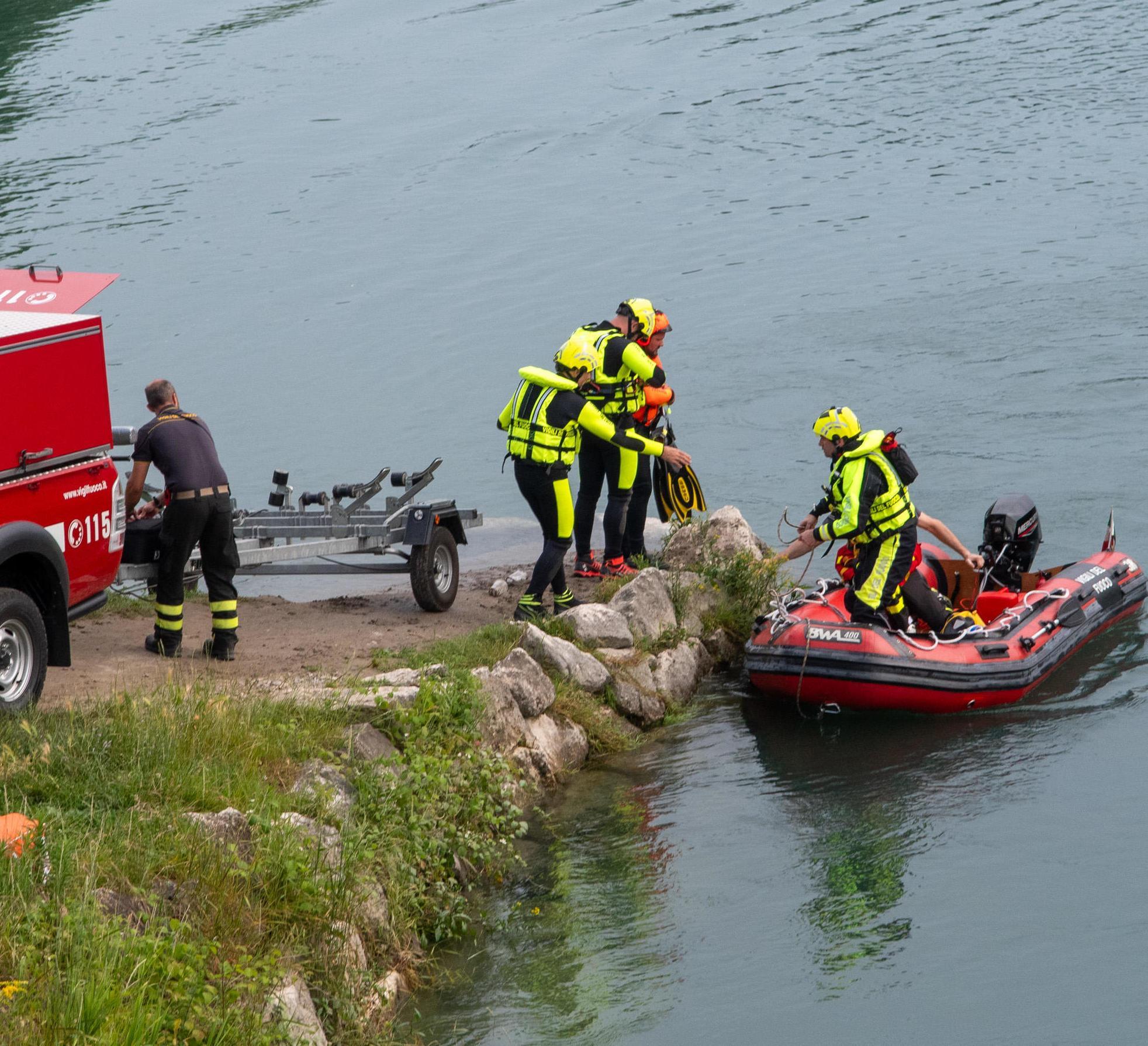 Il salvataggio nel Villoresi. Passante sventa tragedia