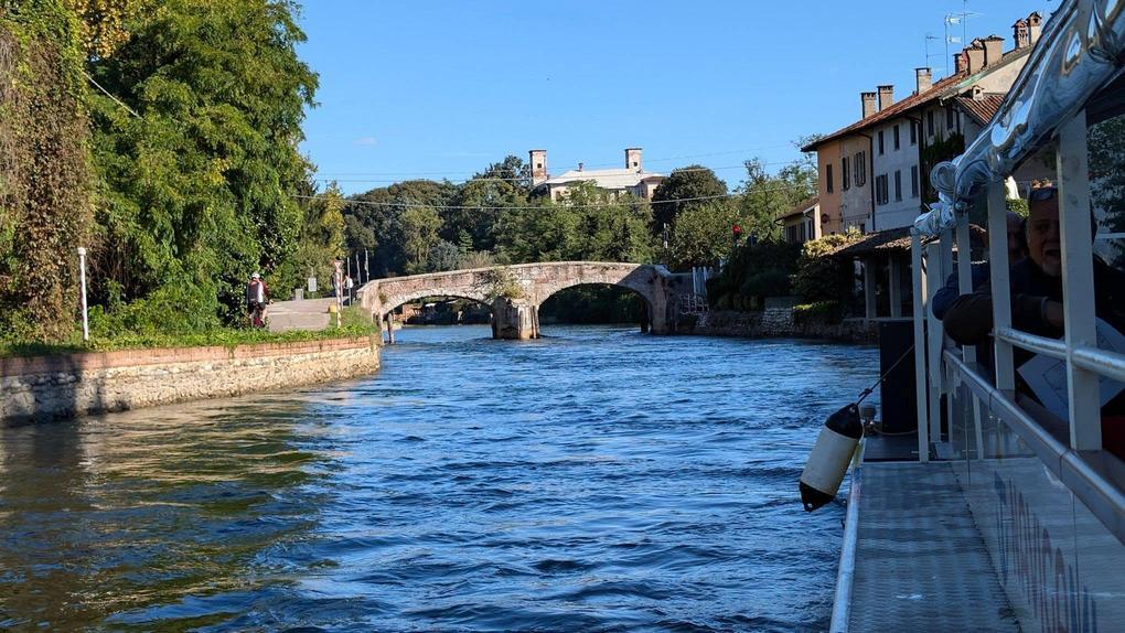 Ciclisti e pedoni sul Naviglio: "Auto bloccate" Ciclisti e pedoni sul Naviglio: "Auto bloccate"