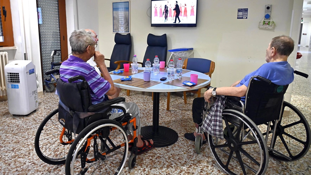 Dai costi di gestione alla difficoltà di trovare personale sono tanti i problemi nella case di riposo di Valtellina e Valchiavenna. Ora arrivano aiuti Dai costi di gestione alla difficoltà di trovare personale sono tanti i problemi nella case di riposo di Valtellina e Valchiavenna. Ora arrivano aiuti