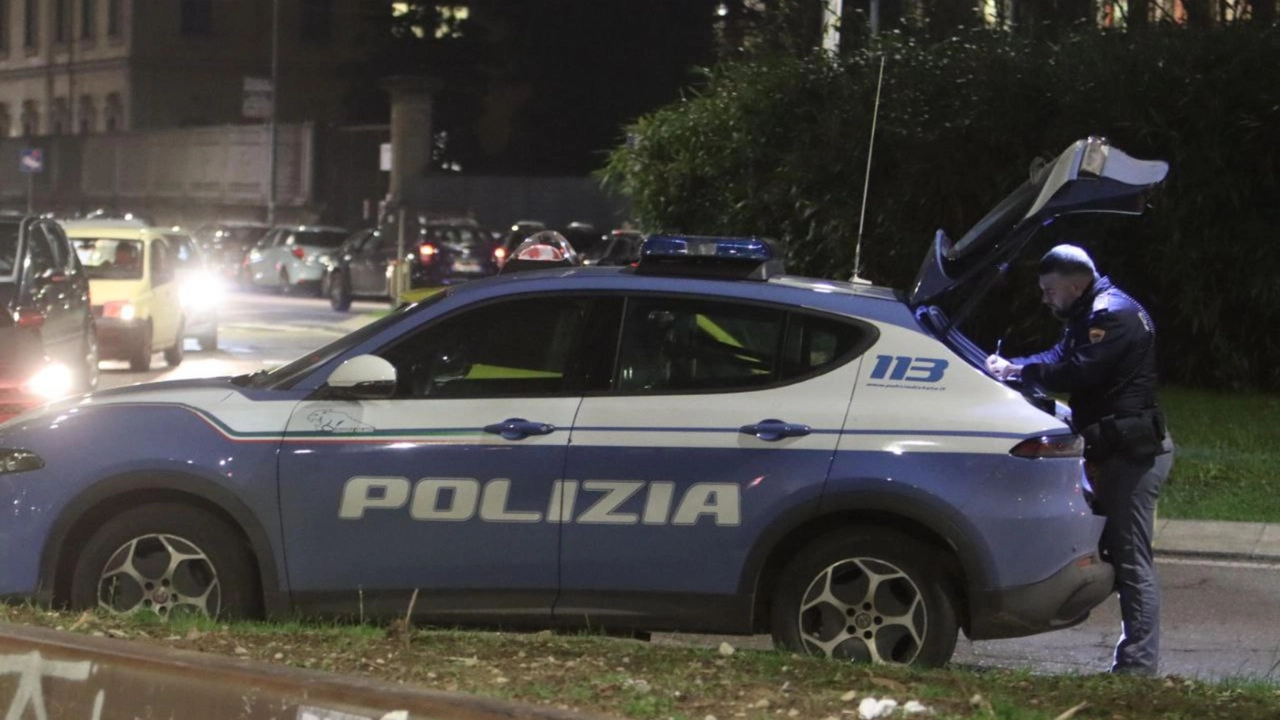 La Volante intervenuta in via Valtellina ha arrestato i tre rapinatori che avevano derubato una 21enne statunitense La Volante intervenuta in via Valtellina ha arrestato i tre rapinatori che avevano derubato una 21enne statunitense