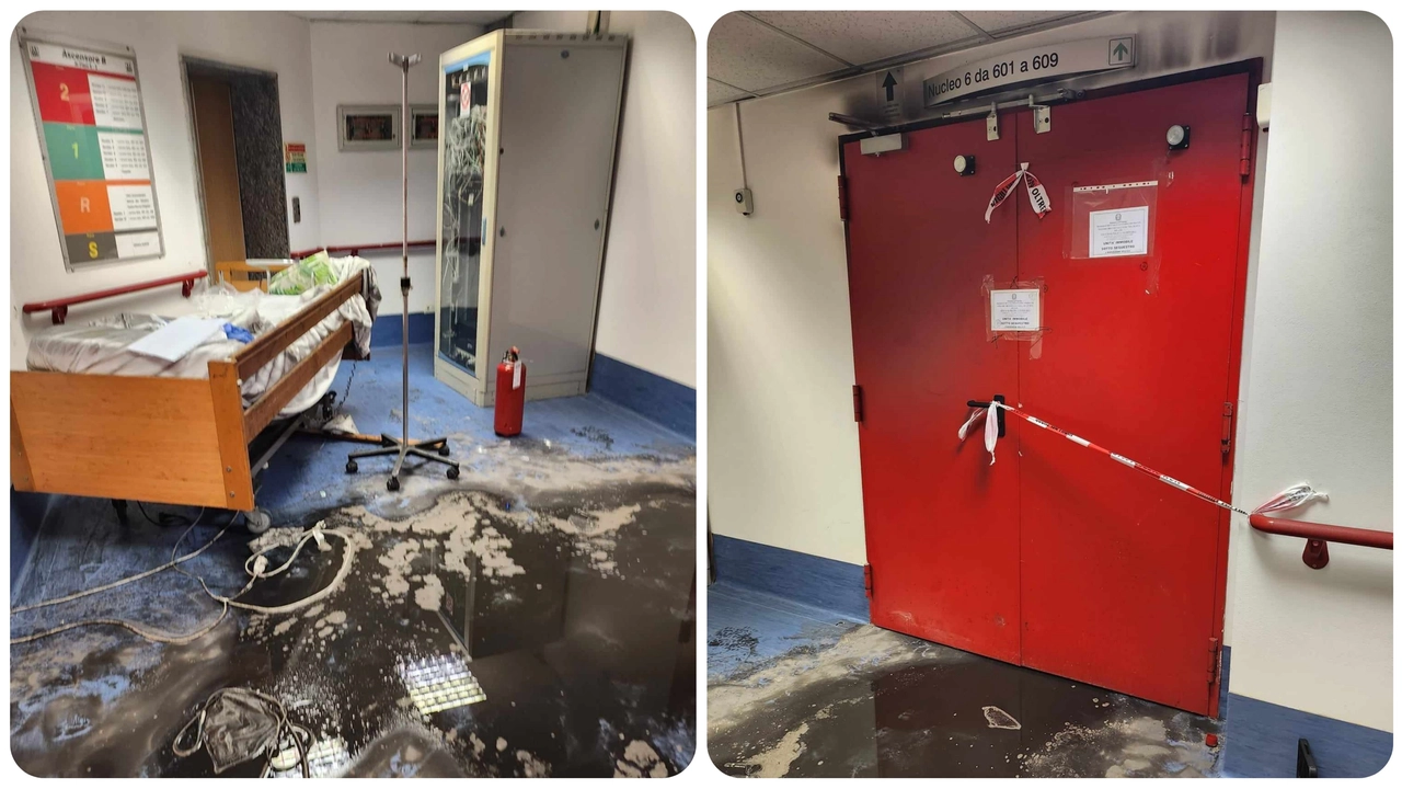 L'acqua nera sui pavimenti e la porta della stanza in cui è divampato il rogo