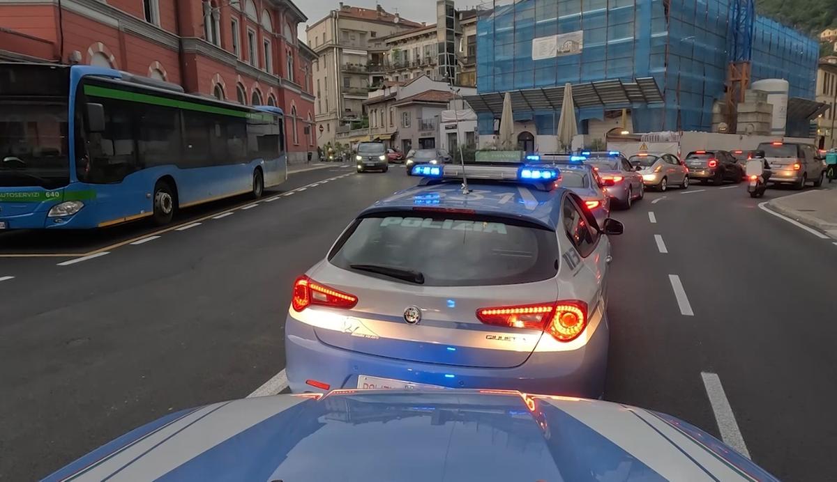 Como, con una mazza da baseball rompe il vetro di un’auto e tenta un furto: arrestato ventiseienne