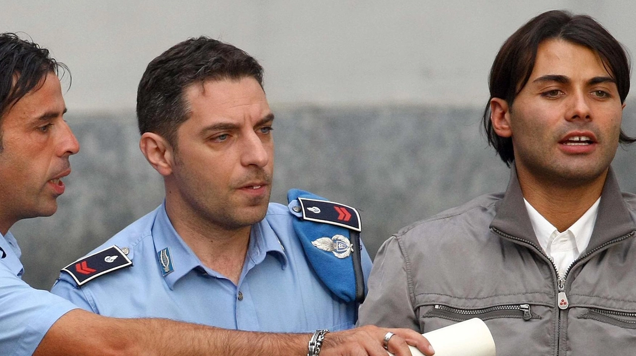 Simone Rossi accompagnato dagli agenti della Polizia penitenziaria ai tempi del processo nel capoluogo Simone Rossi accompagnato dagli agenti della Polizia penitenziaria ai tempi del processo nel capoluogo