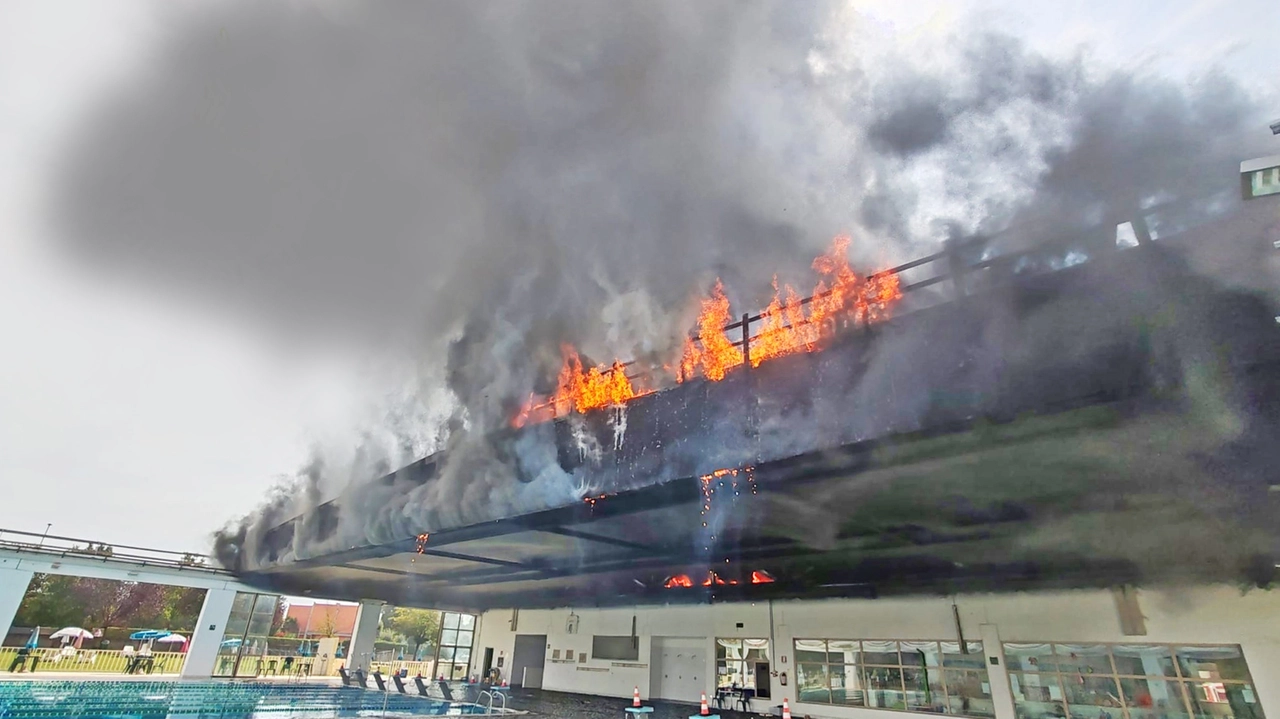 Incendio a Ghisalba: il tetto della piscina era appena stato rifatto